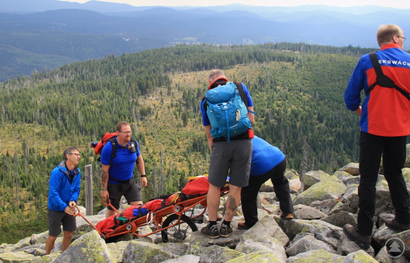 Die Gebirgstrage wird samt Bergesack zum Verletzten gebracht.