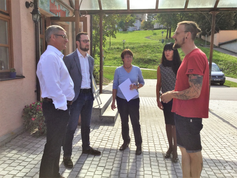 Marco Lorenz, Leiter des Jugendzentrums Viechtach (1. v. r)  fährt selber Zug und immer mehr Jugendliche machen es ihm nach.