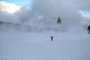 Schneeschuhwanderer stecken im Tiefschnee fest