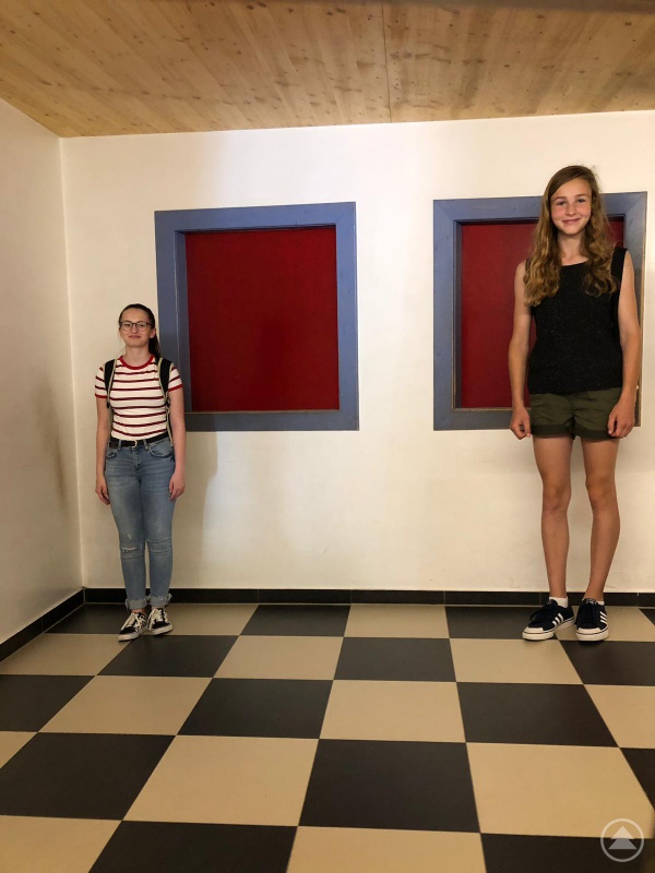 Sinnestäuschung im „Haus am Kopf“. Alle Schülerinnen waren sich sonst ebenbürtig.