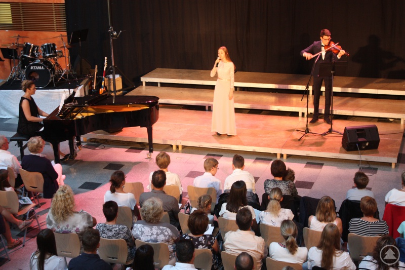 Pia Stadlmeyer (Mitte) war in allen achten Jahren am Gymnasium beim Sommerkonzert aufgetreten und tat es auch in ihrem Abschlussjahr in mehreren Disziplinen, hier als Sängerin von „I see the light“ begleitete von Elias Lerchl an der Violine und Tatiana Sverko am Klavier.