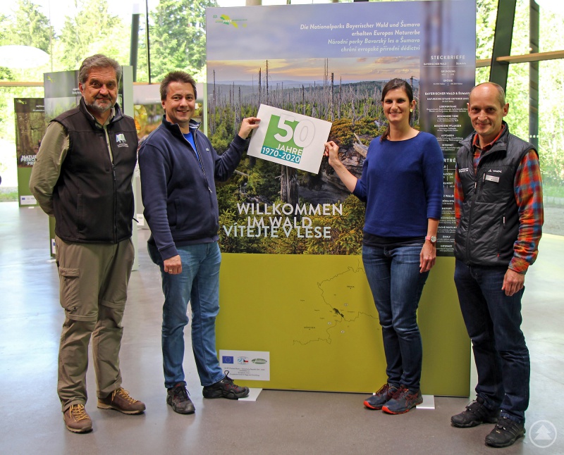 Begutachten schon mal das Logo zum anstehenden 50. Nationalpark-Geburtstag: Nationalparkleiter Franz Leibl (von links), Roland Pongratz, Lisa Ditz und Achim Klein, Leiter vom Haus zur Wildnis.