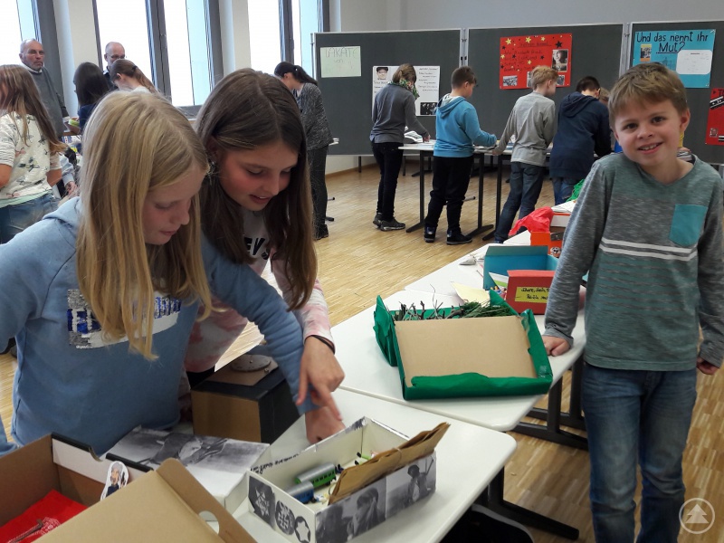 Auch die Bücher-Kisten der Klasse 6c fanden Anklang bei den Ausstellungsbesuchern von der Grundschule Freyung.
