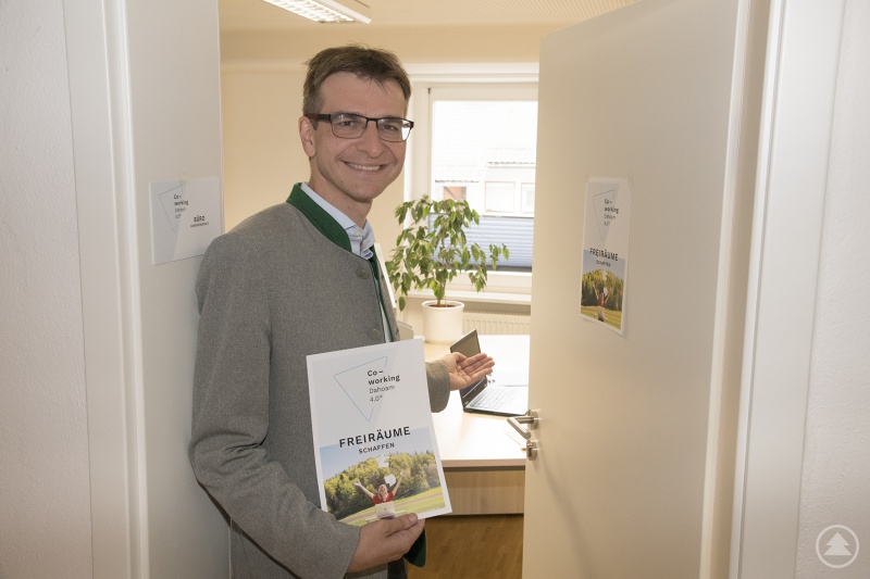 Bürgermeister Karlheinz Roth heißt alle zukünftigen Coworkerinnen und Coworker in Spiegelau willkommen.