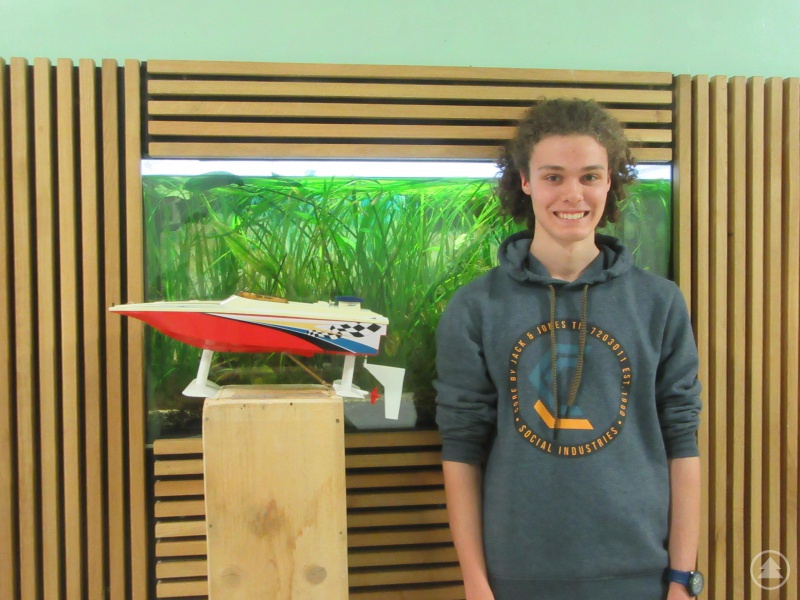 Florian Sebald baute ein altes, ferngesteuertes Modellboot zu einem Tragflügelboot um.