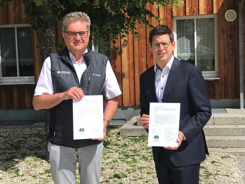 Dr. Franz Leibl, Leiter des Nationalparks (r.), und Bürgermeister Martin Pichler, Vorsitzender der Ferienregion Nationalpark Bayerischer Wald, mit dem unterzeichneten Kooperationsvertrag.