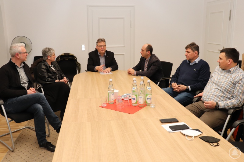 Die langjährige Partnerschaft so erfolgreich fortführen, darin waren sich einig: v.li. Mario Götz, Koordinator der Auslandshilfe, Abteilungsleiterin Ingrid Aldozo-Entholzner und Caritasvorstand Diakon Konrad Niederländer mit Caritasdirektor Joan Laurentiu Roman, Levente Josza und Szilard Nagy aus Satu Mare.