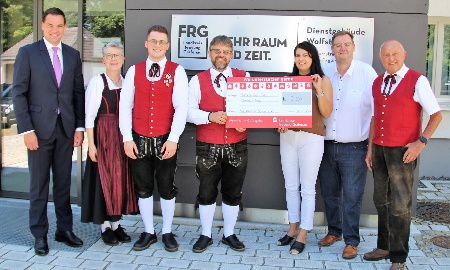 Musikverein Schlag und Landkreis Freyung-Grafenau übergeben Spenden aus dem Benefizkonzert