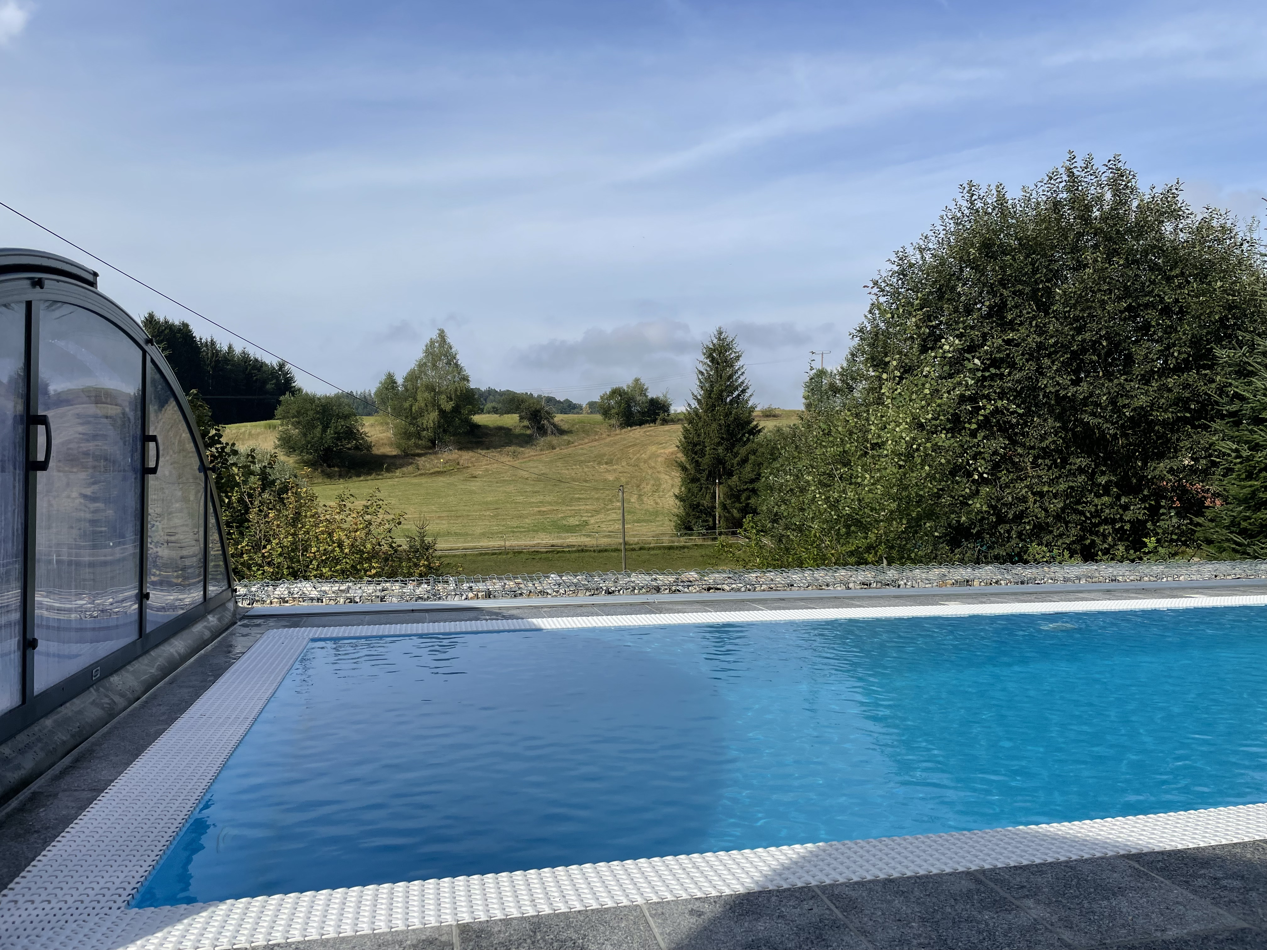 Der Pool des Landguts mit herrlichem Ausblick lädt zum Entspannen ein