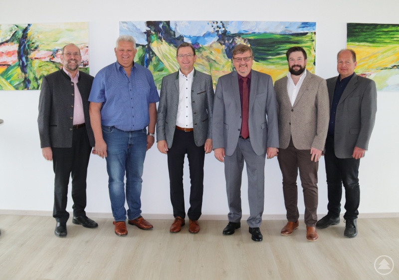 Im Dialog am Amt für Ländliche Entwicklung (ALE) Niederbayern (von links): Peter Huber (Direktor BBV Niederbayern), Thomas Schöffel (Abteilungsleiter ALE Niederbayern), Siegfried Jäger (Bezirkspräsident BBV Niederbayern), Hans-Peter Schmucker (Leiter ALE Niederbayern), Sebastian Dickow (stellvertretender Bezirkspräsident BBV Niederbayern) und Michael Kreiner (stellvertretender Leiter ALE Niederbayern).