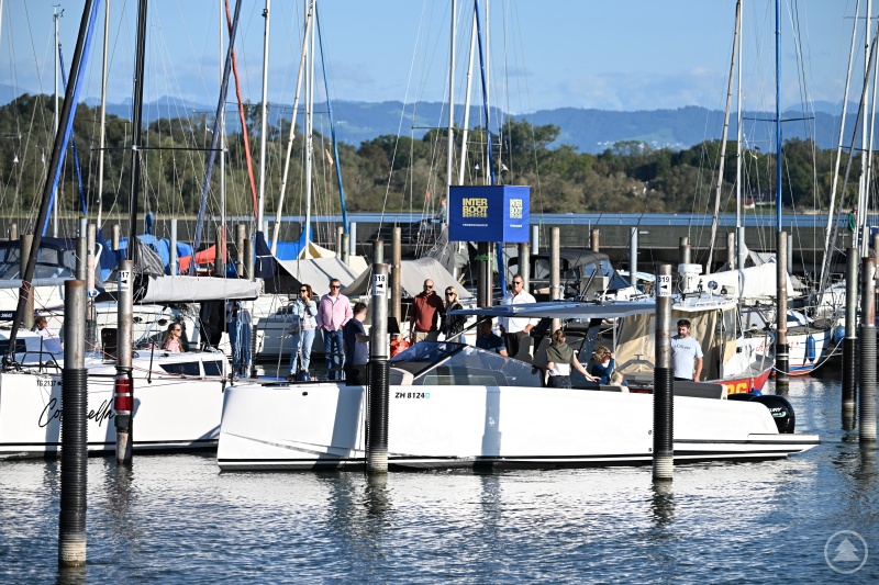 Sonne satt im Interboot Hafen