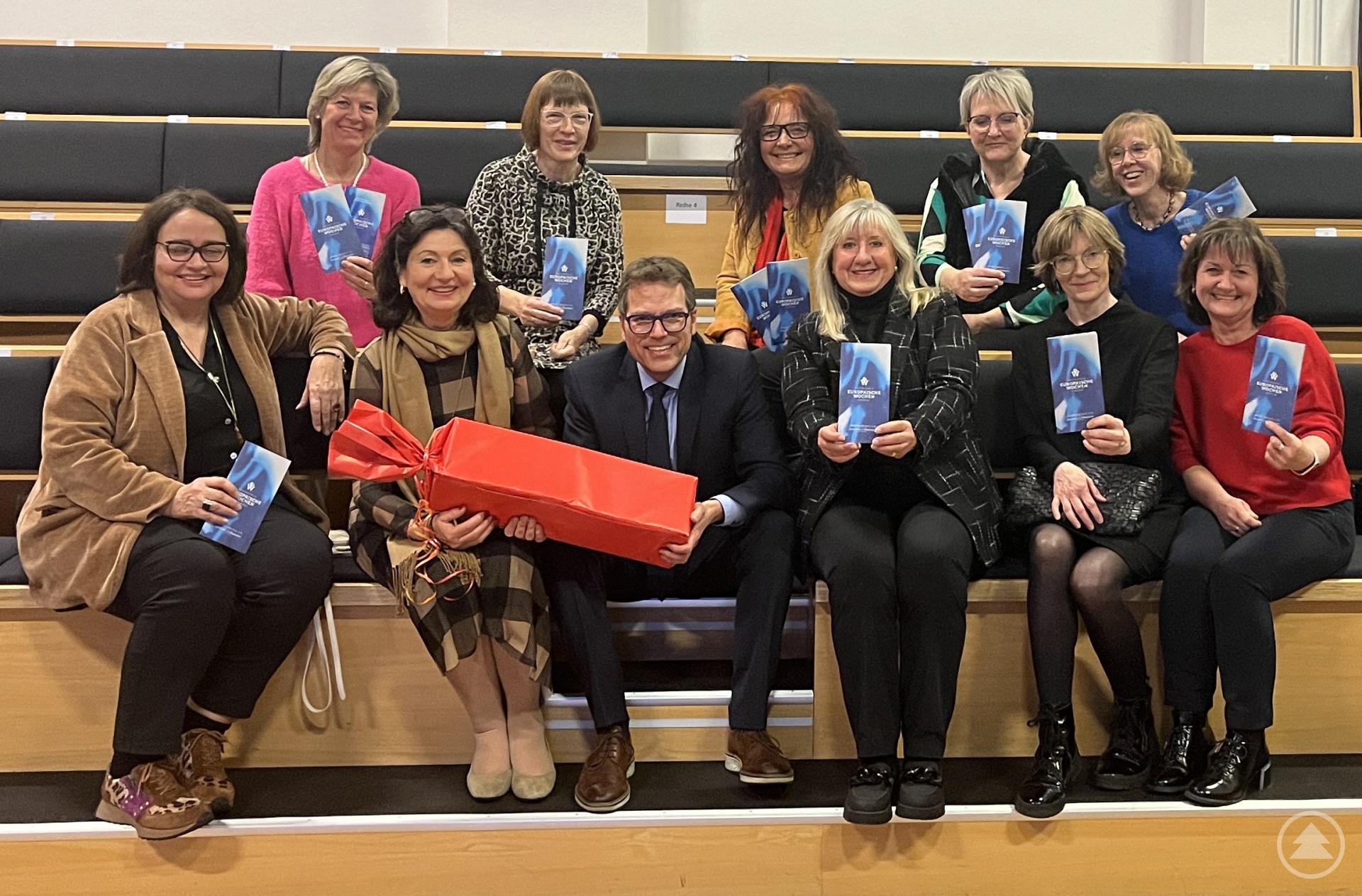 Inspiriert und begeistert von dem Blick hinter die Kulissen der EW-Festspiele freuen sich die Unternehmerinnen mit EW-Intendant Dr. Carsten Gerhard, EW-Vorsitzende Rosemarie Weber (vorne 2.v.l.) und wild&weiblich-Vorsitzende Roswitha Prasser (3.v.r.) auf die diesjährigen, 72. Festspiele Europäische Wochen Passau.