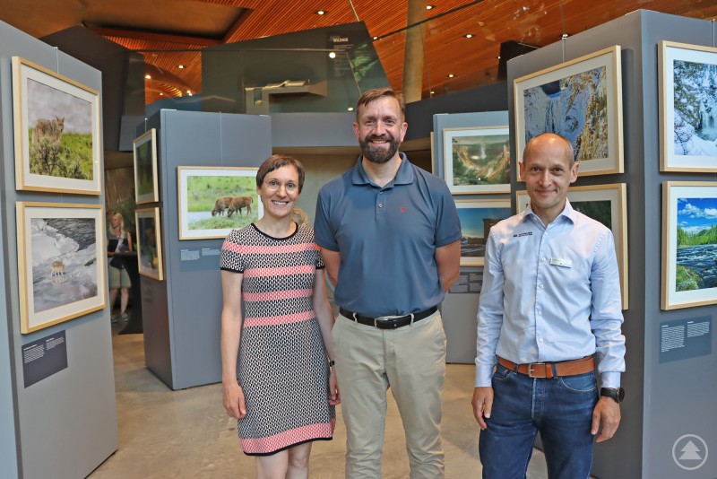 Freuen sich über die gelungenen Ausstellungsauftakt: Nationalparkleiterin Ursula Schuster, Naturfotograf Steffen Krieger (Mitte) und Achim Klein, Leiter vom Haus zur Wildnis.