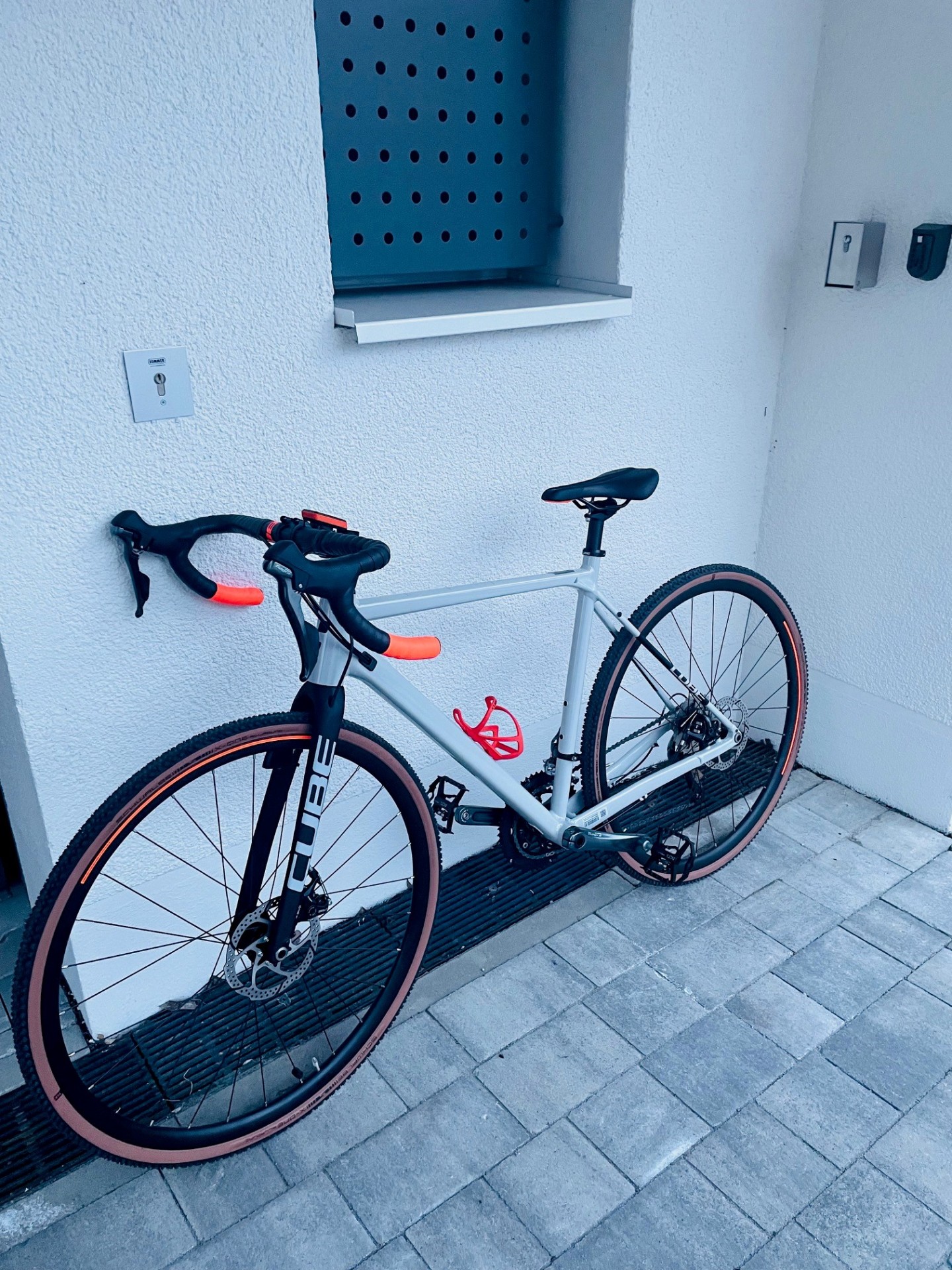 Fahrrad von Unbekannten aus Tiefgarage entwendet.