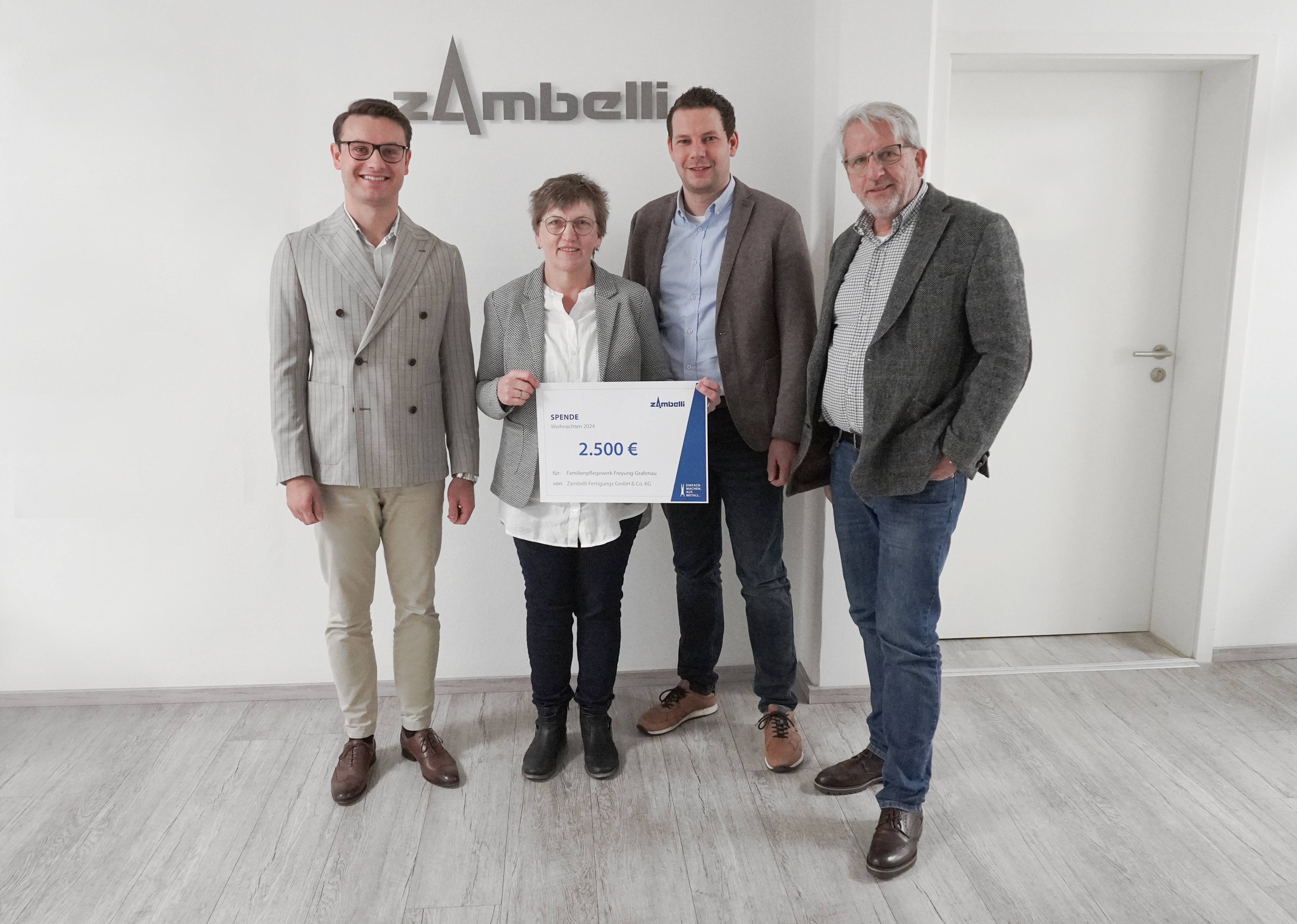 Bei der offiziellen Spendenübergabe: Irmgard Weinrauch (2. v. l.) vom Familienwerk FRG bekommt vom Gesellschafter Constantin Zambelli (l.) und den Geschäftsführern Andreas von Langsdorff (r.) und Johannes Ranzinger (2. v. r.) einen symbolischen Spendenscheck überreicht.