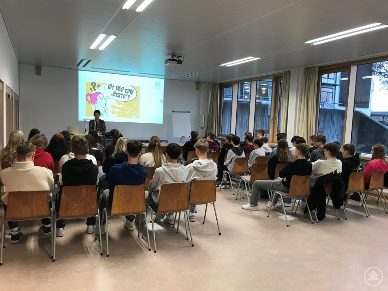Patoralreferentin Doris Zauner informierte die Grafenauer Realschüler unter anderem darüber, welche Weltanschauungen und Sekten in unserer Region anzutreffen sind und wie man sie erkennt. RS GRA - Vortrag Sekten_Bild.jpg