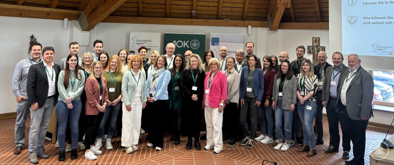 Die Teilnehmenden des Netzwerktreffens Betriebliches Gesundheitsmanagement hatten ganz im Sinne der Veranstaltung den ganzen Nachmittag ihre Smartphones ausgeschaltet. Gruppenfoto der Teilnehmenden des Netzwerktreffens Betriebliches Gesundheitsmanagement in Freyung.