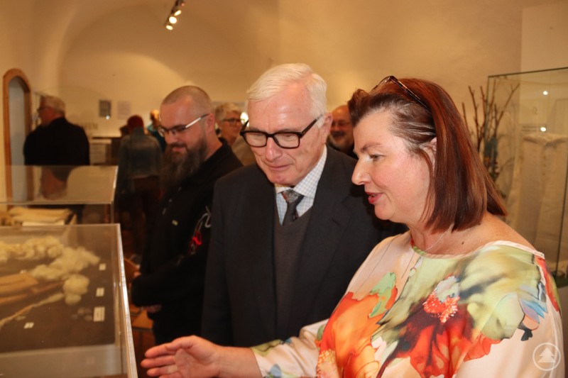 Claudia Reischl zeigt dem Kaiser-Erben Markus Emanuel Salvator Habsburg Lothringen Ausstellungsstücke der Sonderausstellung. 2_Kustodin Claudia Reischl mit dem Kaiser-Erben.JPG