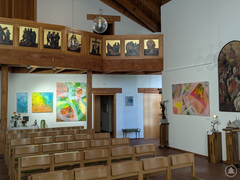 Insgesamt knapp über 40 Gemälde und Skulpturen wurden in der Deggenauer Gemälde und Skulpturen der Kunstausstellung von Lisa Pielmeier und Dieter Speth