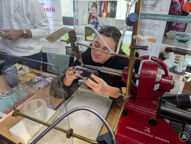 Am Stand der Glasfachschule Zwiesel traf Kreativität auf handwerkliches Geschick - beeindruckend! Mitarbeiterin der Glasfachschule Zwiesel graviert ein Trinkglas