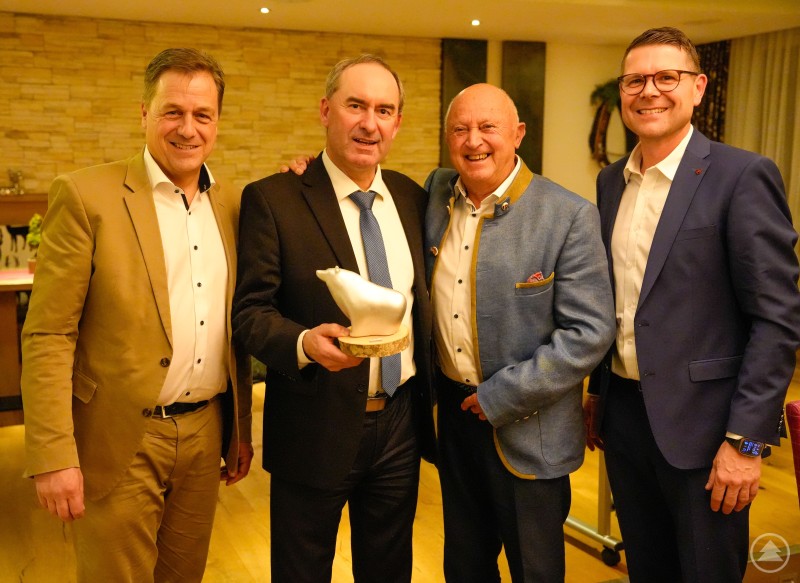 Eine große Gruppe von Teilnehmerinnen und Teilnehmern steht beim Grafenauer Wirtschaftsgipfel zusammen, darunter Wirtschaftsminister Hubert Aiwanger (4. von rechts) und Organisator Jürgen Greipl (5. von links). Die Stimmung ist festlich und kollegial.