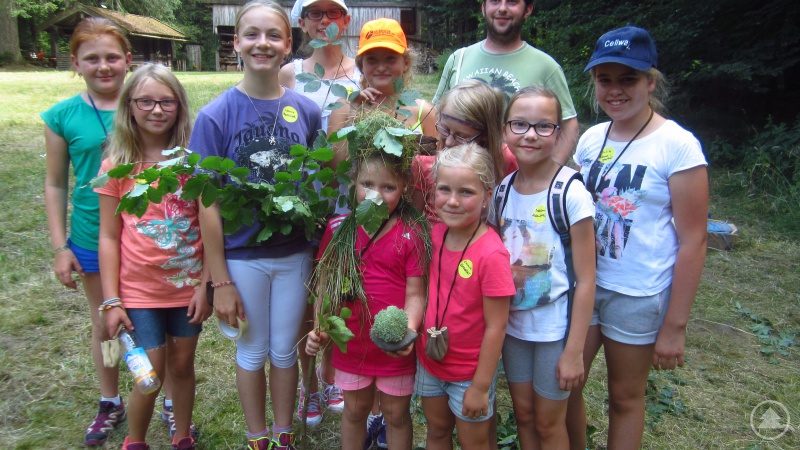 Kreativität bewiesen die Kids beim Anfertigen eines „Waldkostüms“.