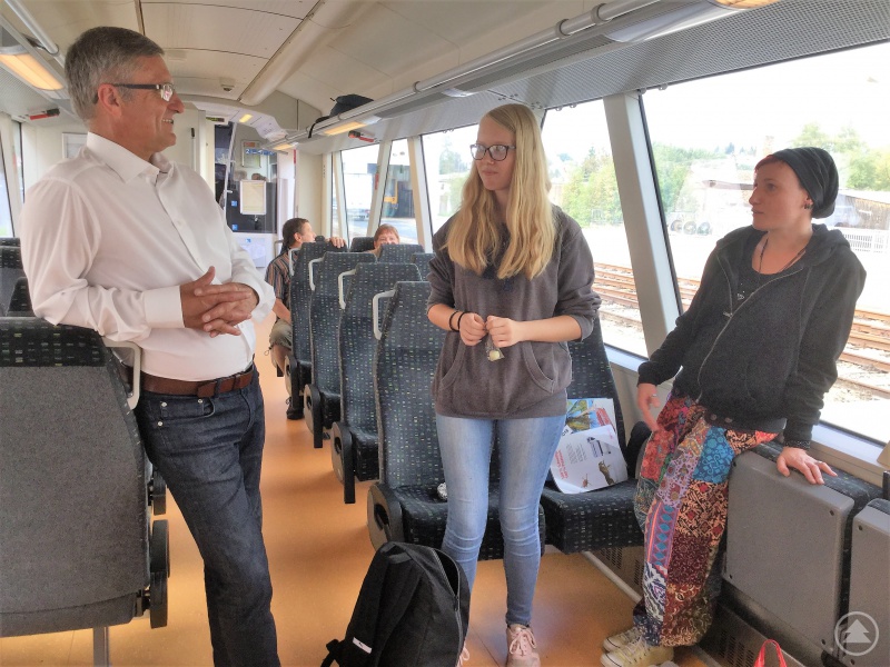 Zwei Schülerinnen der Hotelberufsschule Viechtach schätzen das Zug-Angebot, wünschen sich aber eine noch bessere Vernetzung.