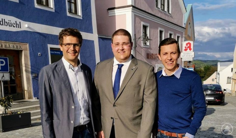 Gratulieren dem neuen JU-Kreisvorsitzenden Christoph Weishäupl (Mitte) zur Wahl: JU-Bezirksvorsitzender Paul Linsmaier (links) und Amtsvorgänger Daniel Traxinger (rechts).