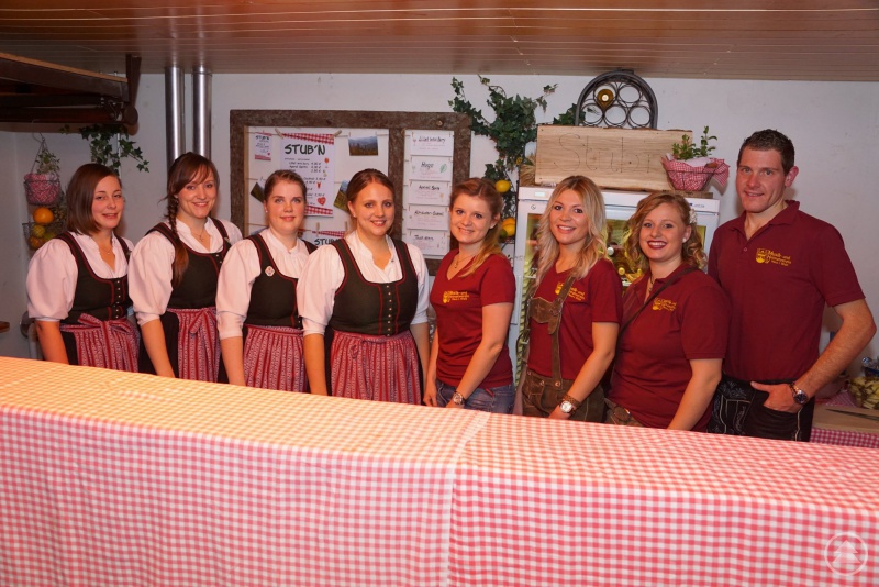 Die fleißigen Madln und Buam bei der Almparty.