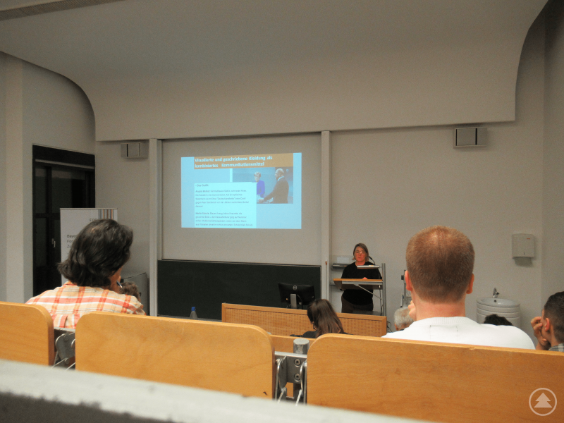 Dr. Viola Hofmann hält ihren Gastvortrag zum Thema "Demokratie im Bild" an der Universität Passau.