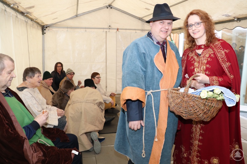 Spielszene zum Rosenwunder aus der Elisabeth-Legende: Christian Lichtmann aus der Neigungsgruppe Theater mit deren Leiterin Sabrina Seidl.