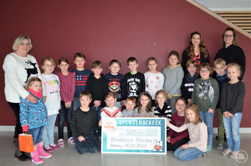 Annemarie Schmöller (l.) vom Stiftungsrat der Stiftung Kinderlächeln nimmt dankend den Spendenscheck über 500 Euro von Schülern der Grundschule Büchlberg, gemeinsam mit Schulleiterin Evi Meisinger (2.v.r.) und Lehrerin Stefanie Unter, entgegen.
