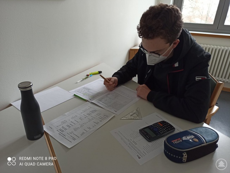 Konzentriert wagt sich Benedikt Hutterer an die schwierigen Aufgaben der in der zweiten Runde der IPhO gestellten Klausur heran.