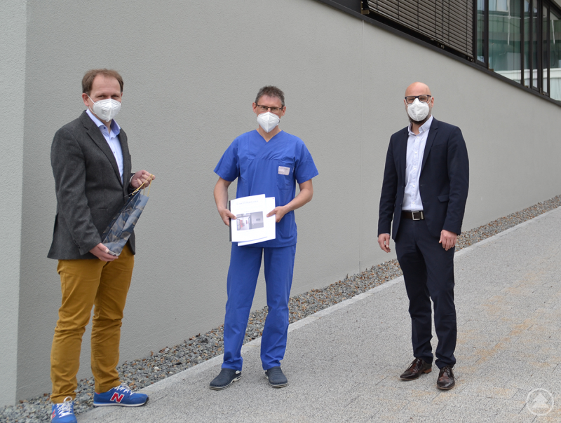 Pflegedirektor Christian Hofbauer (r.) und stellv. Pflegedirektor Rainer Stocker (l.) gratulieren Manfred Stockinger zur erfolgreichen Weiterbildung zur Leitung einer Station.