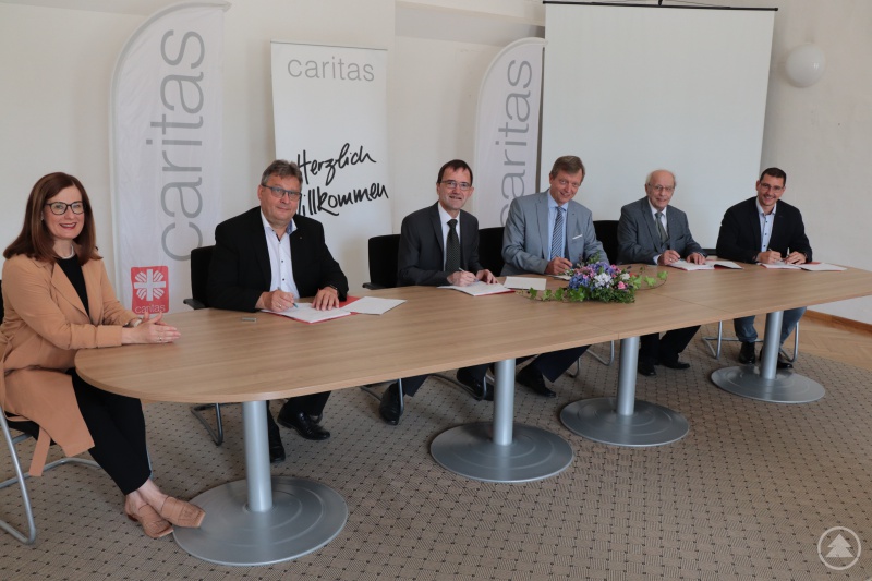 Lange geplant, jetzt vollzogen. Die Caritas wird der Träger der Einrichtungen des „Mädchenwerkes Zwiesel e. V.“ Bei der Vertragsunterzeichnung (v.li) die künftige Leiterin Michaela Meindl, die Caritasvorstände Diakon Konrad Niederländer und Michael Endres sowie vom Mädchenwerk der Verwaltungsleiter Josef Wetzl, der Aufsichtsratsvorsitzende Georg Pongratz und der geschäftsführende Vorstand Christian Zaglauer.