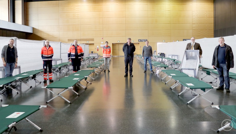 Oberbürgermeister Jürgen Dupper (2. von rechts) zeigt, dass auch in der Dreiländerhalle an die Kleinsten unter den Flüchtlingen gedacht wird. Am Aufbau und Betrieb der Notunterkunft beteiligt sind Uwe Urtel (Sozialamt, von rechts), Erik Linseisen (Ordnungsamt), Stadtbrandrat Andreas Dittlmann, Alexander Aigner (BRK), Michael Walch (MHD), Werner Kloiber (MHD) und Markus Bieringer (Ordnungsamt).