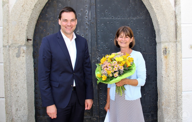 Überrascht und hocherfreut zeigte sich Karen Schier (rechts), der von Landrat Sebastian Gruber die Ernennungsurkunde zur Regierungsdirektorin überreicht wurde.