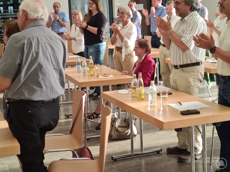 Mit stehendem Applaus bedankten sich die Vertreter der Caritas für das unermüdliche Engagement von Margarethe Aigner in der Betreuung und Begleitung der zu uns geflüchteten Menschen aus der Ukraine.