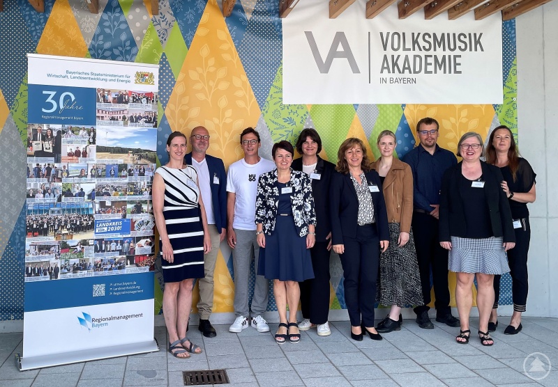 Konnten mit dem Verlauf der Tagung sehr zufrieden sein: Referatsleiterin Regionalmanagement am Wirtschaftsministerium Muna Kopfmüller (6. von links) mit ihrem Team sowie den Vertreterinnen und Vertretern des Konversionsmanagements Freyung, der Europaregion Donau-Moldau und dem Regionalmanagement FRG.