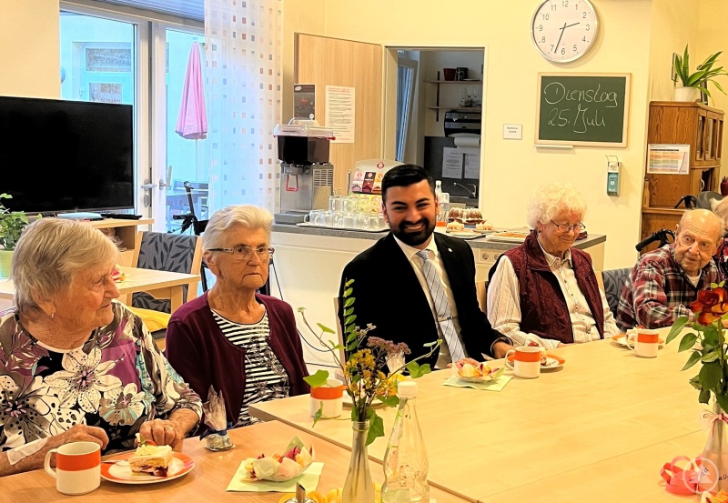 Tischgespräche zwischen Muhanad Al-Halak und Bewohnerinnen und Bewohnern des BRK-Heims in der Spitalstraße in Grafenau.