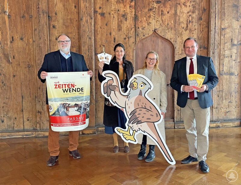 Blicken mit Vorfreude auf die neue Museumssaison: Oberbürgermeister Jürgen Dupper (von links), Dr. Stefanje Weinmayr von der Landesstelle für die nichtstaatlichen Museen in Bayern, Museumsleiterin Dr. Stefanie Buchhold und Kulturreferent Dr. Bernhard Forster