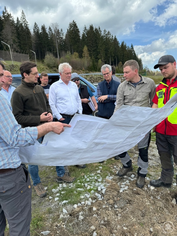 Suchten den Austausch mit den vom Borkenkäfer besonders betroffenen Waldbesitzern und boten ihre Hilfe an: Landtagsabgeordneter Dr. Stefan Ebner und Bundestagsabgeordneter Alois Rainer.