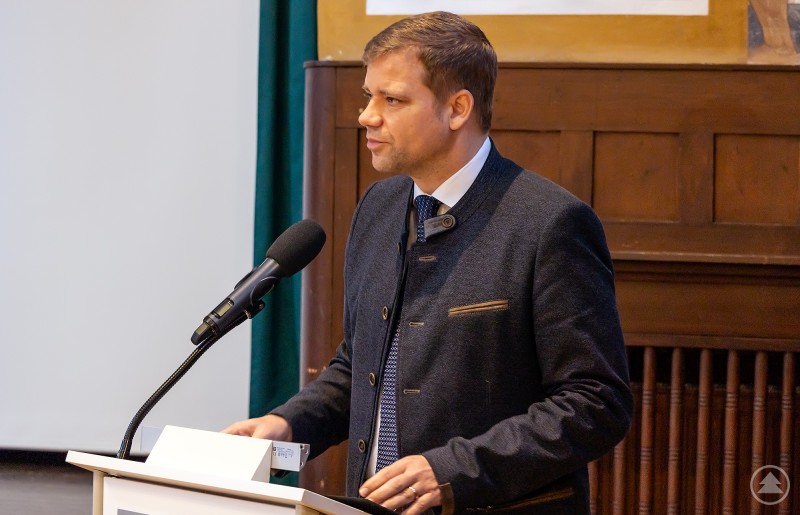 Bezirkstagspräsident Dr. Olaf Heinrich: „Wir stehen vor enormen Herausforderungen.“