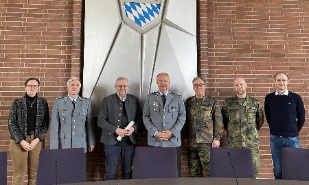 Der Mann, der immer da war:  Oberstleutnant Rudolf Schmitzer, bisheriger Leiter des Kreisverbindungskommandos Straubing-Bogen, verabschiedet