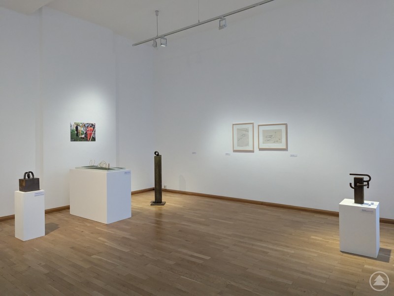 Stahl, Holz, Stein oder das Bildhauergemälde: Die Arbeiten speisen sich aus den unterschiedlichsten Materialien Stadtmuseum Deggendorf Sonderausstellung Haller und Bachinger Arbeiten