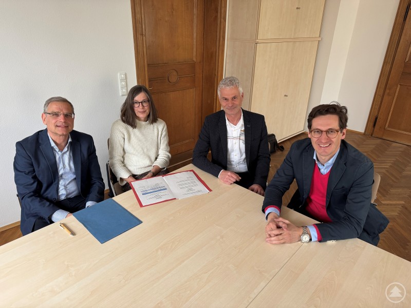 Nehmen eine klare Position gegen die Handy-Nutzung an Schulen ein: (v. li. n. re.) Schulamtsdirektor Stefan Wolf, Schulamtsdirektorin Ulrike Ebner, Schulrat Andreas Fischer und Landtagsabgeordneter Dr. Stefan Ebner. Vier Personen sitzen an einem Tisch und diskutieren über die Handy-Nutzung an Schulen.