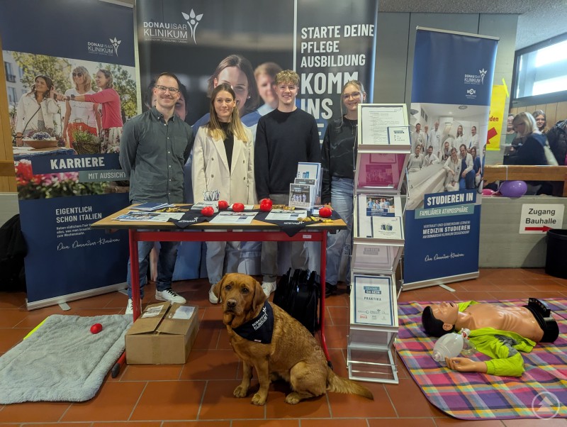 Über eine tierisch gute Begrüßung auch von Therapiehund Toffee freuten sich die Gäste am Stand des Donau-Isar-Klinikums. Messestand des Donau-Isar-Klinikum Deggendorf mit Team und Therapiehund Toffee