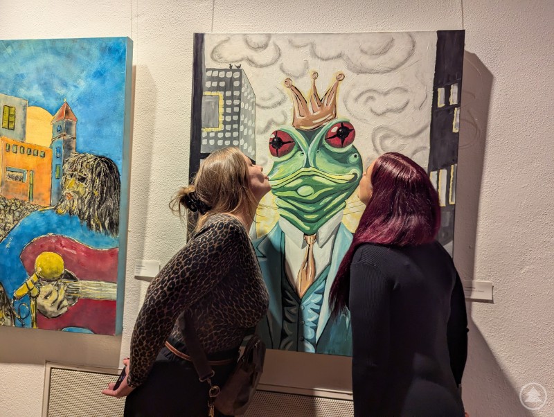 Ein Küsschen für die Kunst gab es von Sabine Petrovic Hennel (links) für ihr Gemälde Froschkönig.