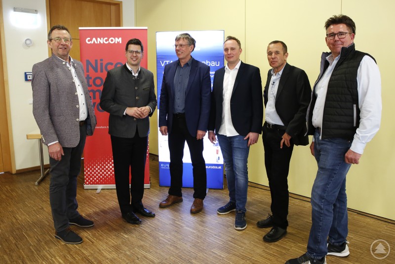 Beim Schönberger Umwelttag ging es um viele Aspekte von Sicher- bis Gesundheit. Hier im Gespräch (v.l.) Marktgemeinderat Karl Schneck, Bürgermeister Martin Pichler, Dr. Andreas Lenz von der Bayerischen Verwaltungsschule und Leiter der Umwelttechnischen Berufe, Organisator Andreas Gabriel von der Firma VTA, Dr. Heinz Fuchsig und Jürgen Murr als Referent zum Thema Ökonomie und Ökologie an der Kläranlage Schönberg. Eine Gruppe von sechs Männern steht in einem Raum vor Roll-Ups und diskutiert miteinander, offenbar im Rahmen einer Fachveranstaltung zum Thema Umwelt und Technik.