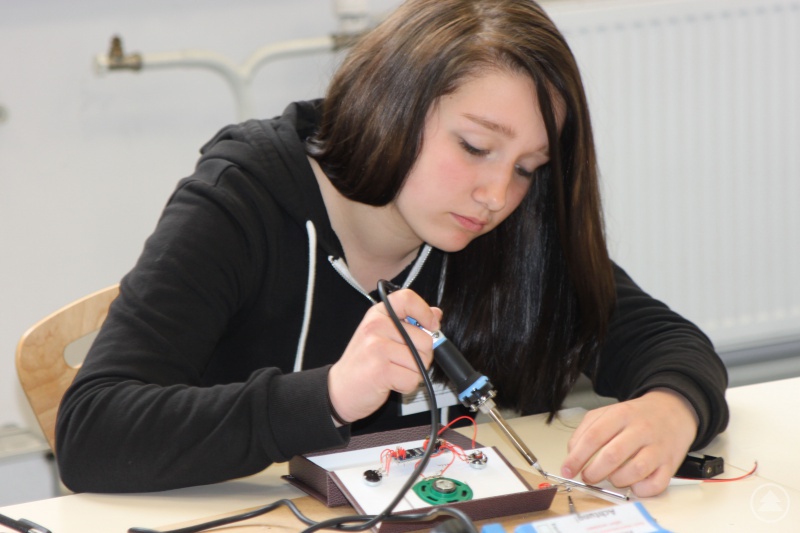 Rollentausch ist beim GirlsDay am 28. April für die Mädels angesagt. Sie können Berufe rund um Handwerk und Technik kennenlernen und dabei auch selbst zum Lötkolben greifen.